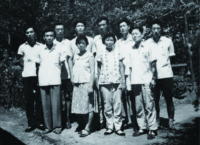设计室部分人员在信义庄（原房管二所院内）留影