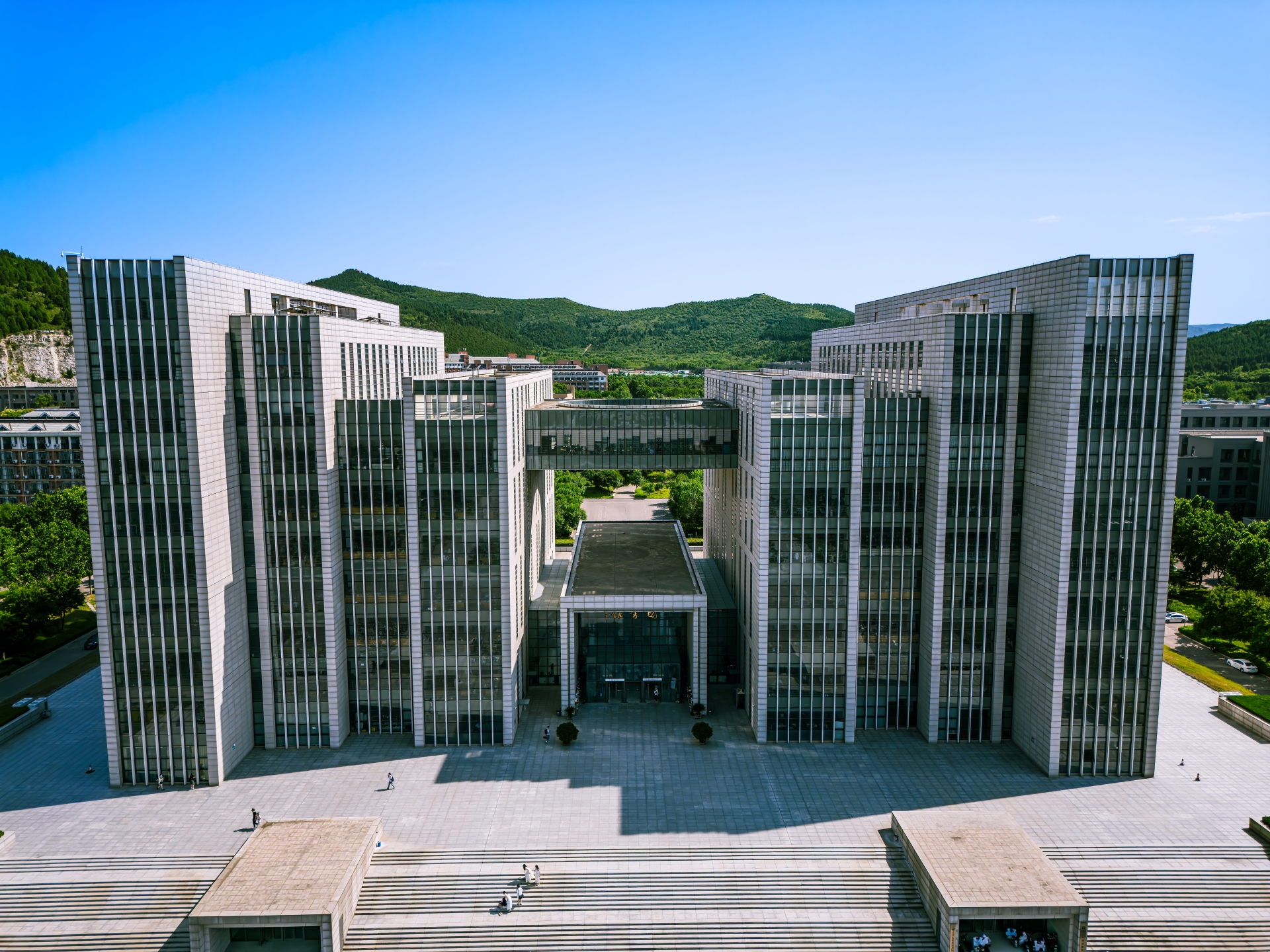 山师大长清校区理科教学楼、综合楼