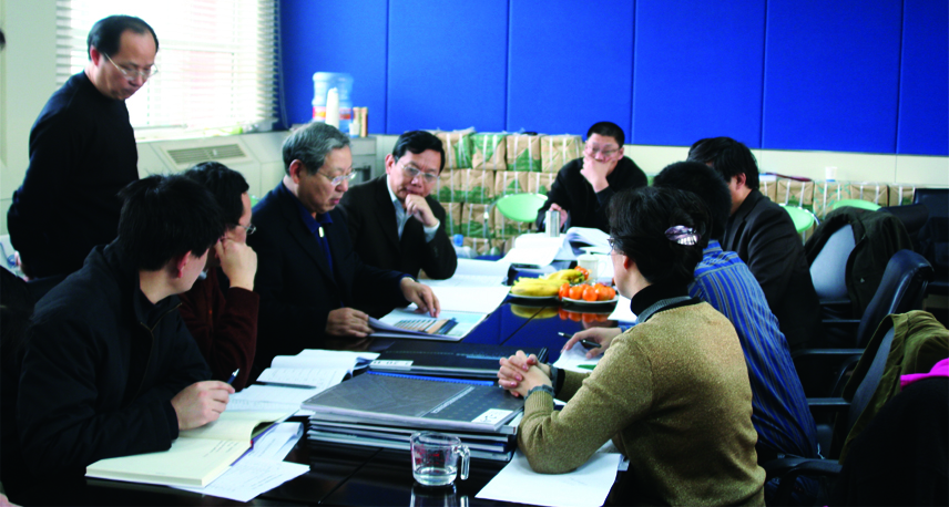 2006年聘请专家柴裴义设计大师（左四）参加集团院优设计评选