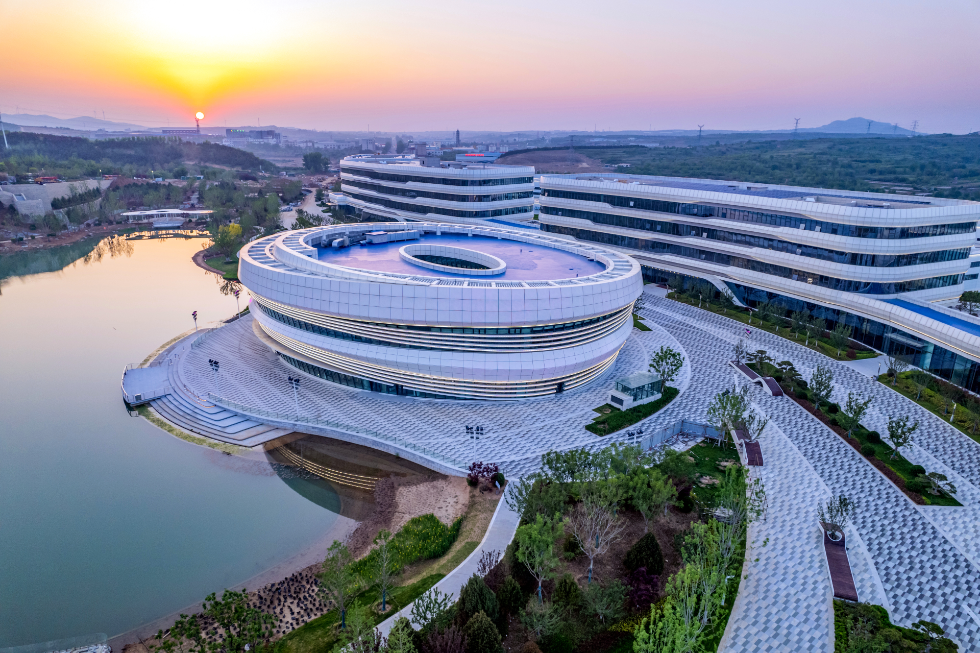 万华化学高性能材料创新中心及孵化基地
