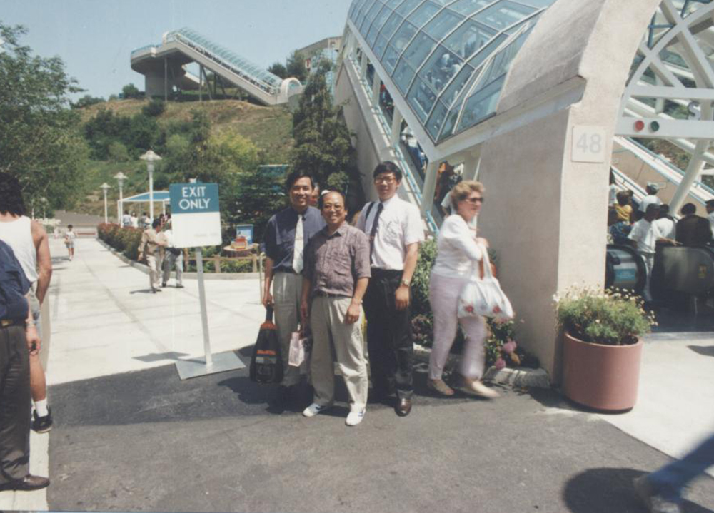 1992年于美国洛杉矶市好莱坞铖《自动爬山扶梯》处留影