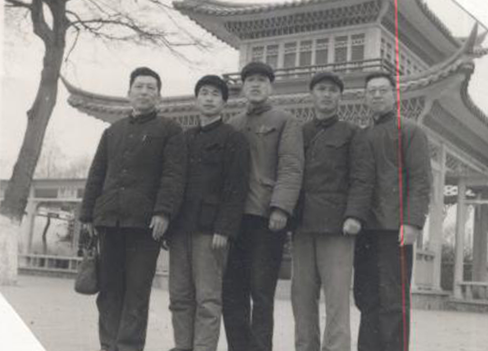1975年市工会工人体育馆工程设计小组外出参观留影