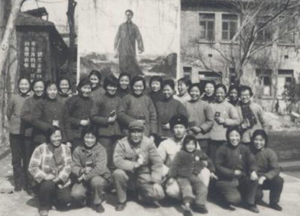 设计人员在老办公楼后院合影
