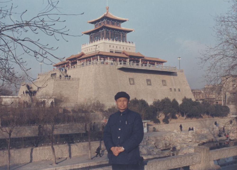 在建成后的解放阁前留影