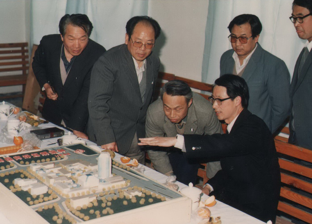 1987年建设部叶如棠部长在甸柳新村小学指导大观园商场改造意见（左到右）于汇海、陈璧言、邵琦、叶如棠