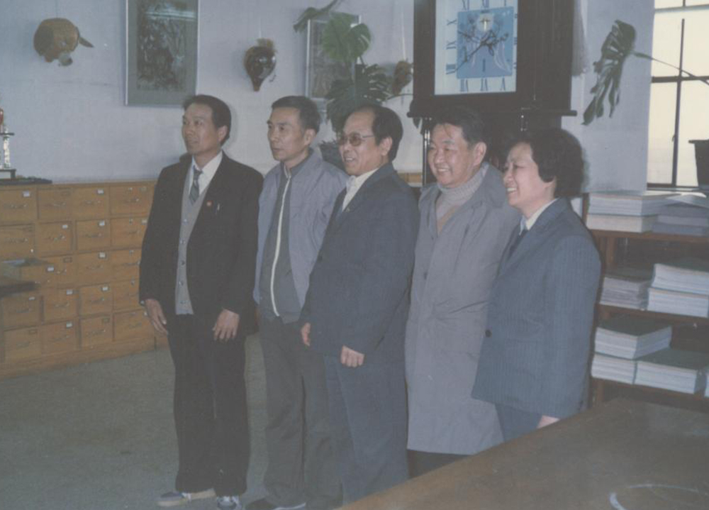 1986年清华大学成立建筑学院，我院送去落地烟台大钟纪念